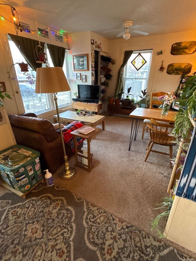 Building Photo - Sweet little Bungalow Near Old Town!