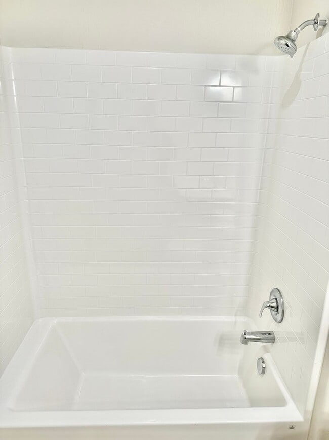 Building Photo - Lovely 3/2 Century Home In Madera