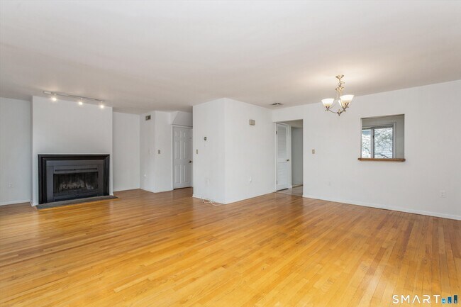 Building Photo - 81 Pemberwick Rd