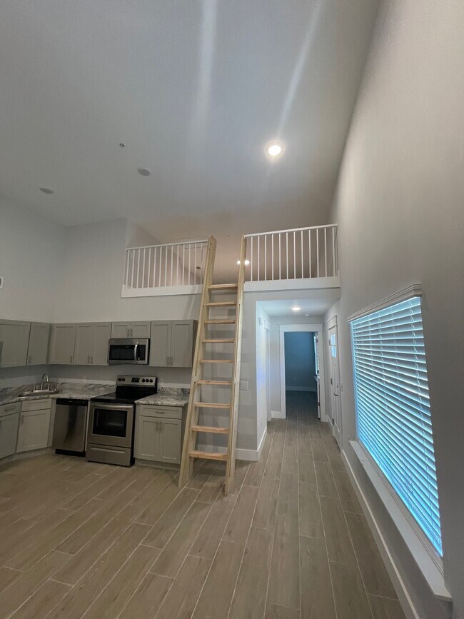 Building Photo - 51 Yacht Club Dr NE