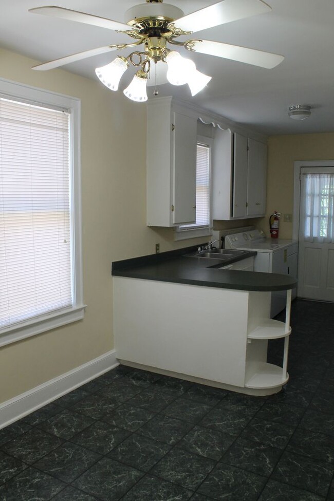 Building Photo - 2 Bedroom/ 1 Bath Apartment in Shandon