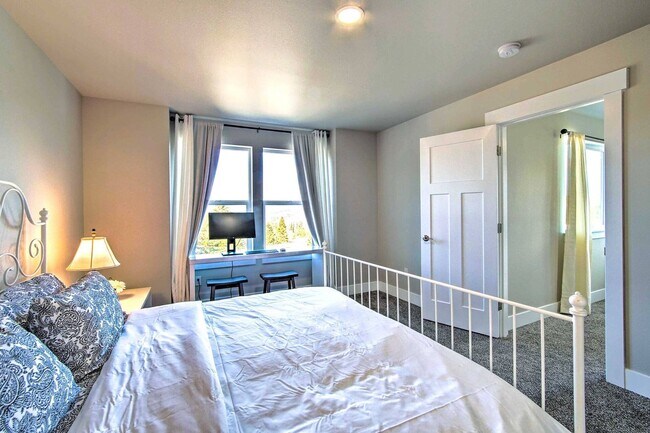 Building Photo - 3 Bedroom 2.5 Bathroom House In Cle Elum With Great Amenities and Sweeping Views