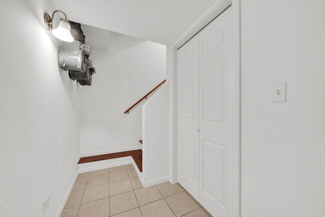 Building Photo - 5527 S Mason Ave