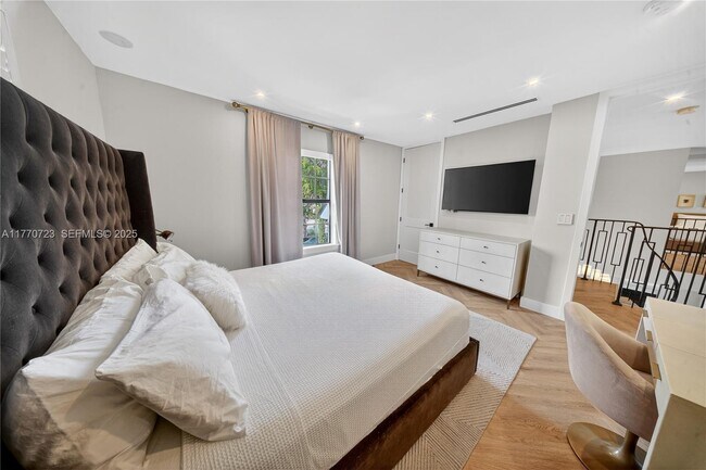 Building Photo - 4312 NE 22nd Ave