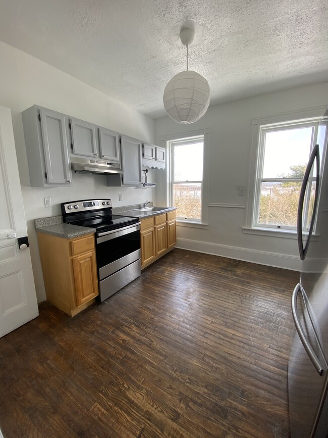 Kitchen with new appiances - 508 Liberty St