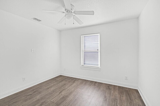 Building Photo - New Rental!