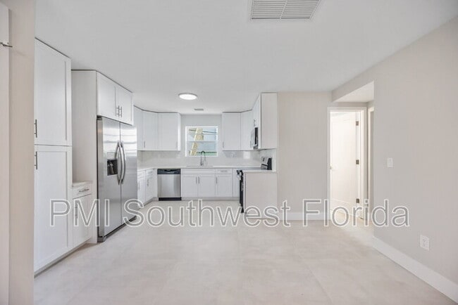 Building Photo - 5039 N Beach Rd