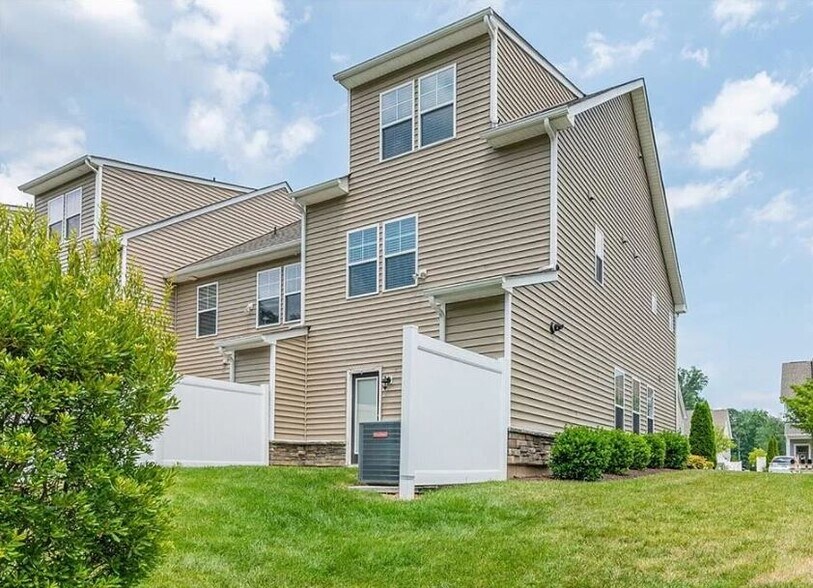 Building Photo - 10620 Marions Pl
