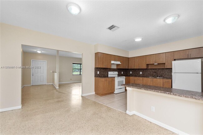 Building Photo - 640 SW 5th Ave