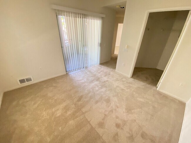 Building Photo - Advent - Low Deposit W/ Laundry & Parking