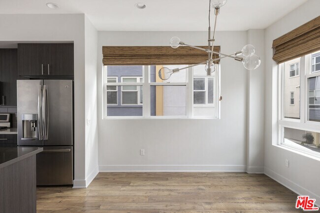 Building Photo - 2753 Waverly Dr