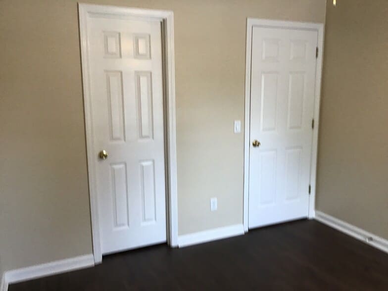 Building Photo - 634 Coopers Ln N