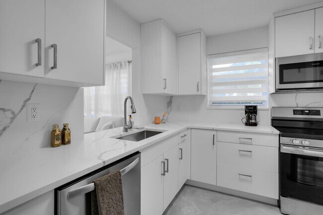 Building Photo - 604 SE 4th Ave