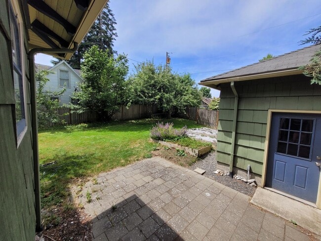 Building Photo - Charming Home in the York Neighborhood