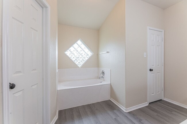Building Photo - 5001 Bridgewood Dr