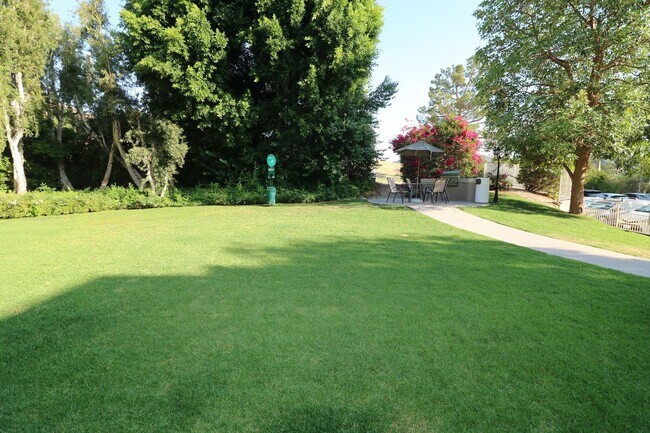 Building Photo - Townhome in Gated community in Woodland Hills
