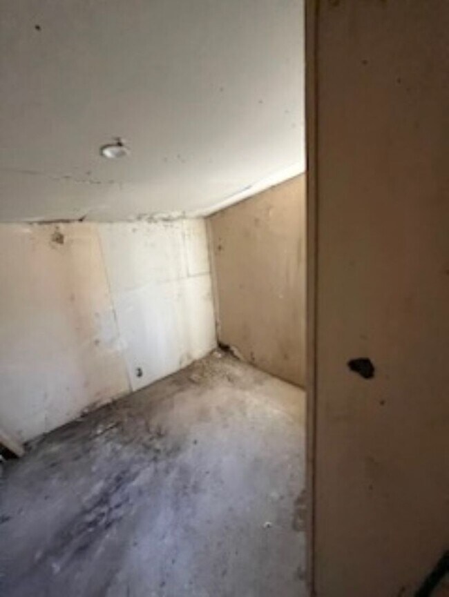 Building Photo - HANDY MAN SPECIAL! - $385 Month / $700 Down