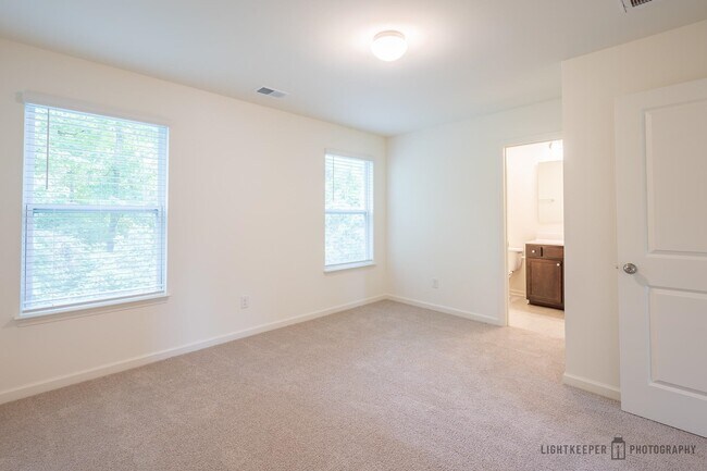 Building Photo - 215 Banbury Ln