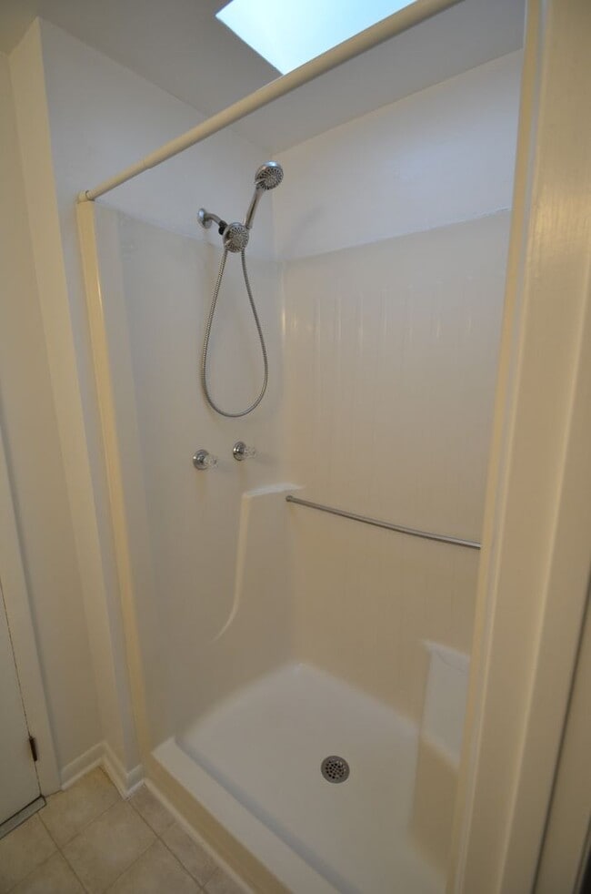 Building Photo - Spacious Yorktown Gem with New Flooring & ...