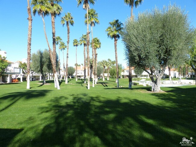 Building Photo - 221 Vista Royale Cir E