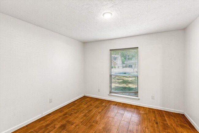 Building Photo - 751 Langwood Dr