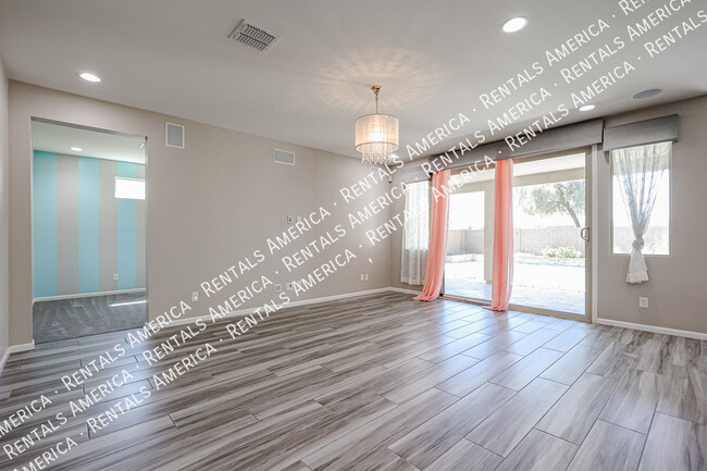 Building Photo - 3090 S Jasmine Dr