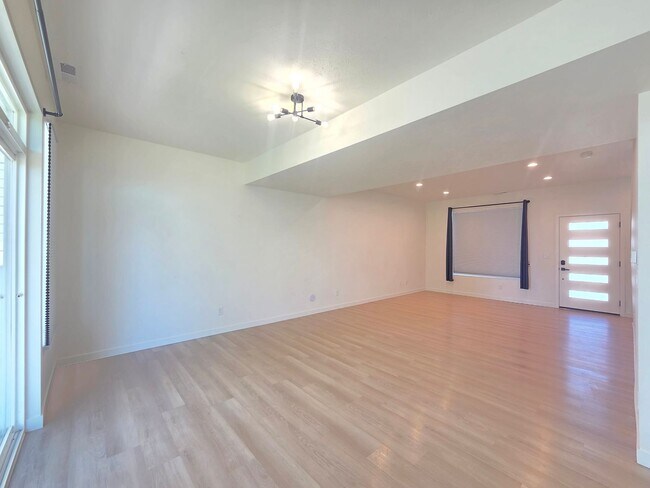 Building Photo - $2,500 - 4 Bed / 2.5 Stunning Home in Five Mile Prairie Neighborhood