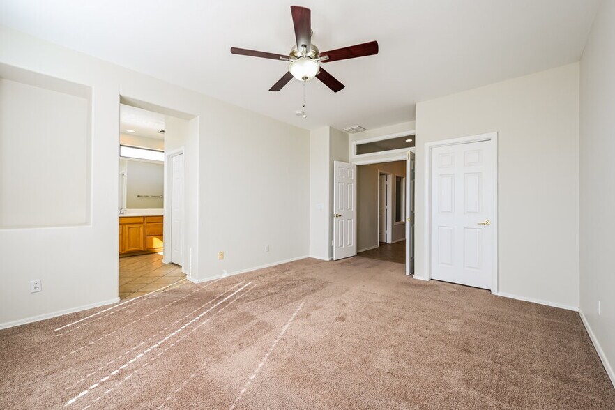 Building Photo - 2621 W Medinah Way