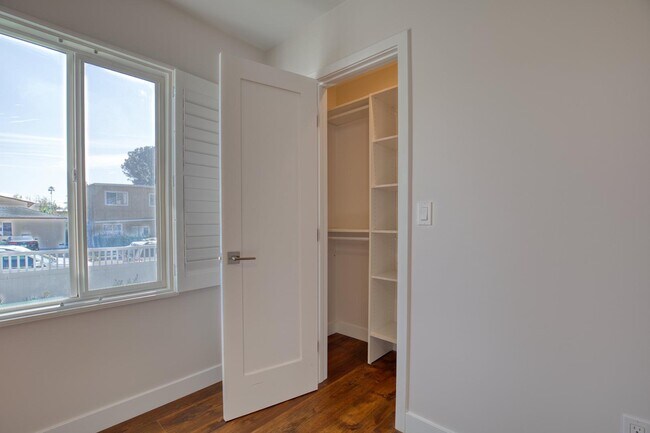 Building Photo - 1628 Thomas Ave