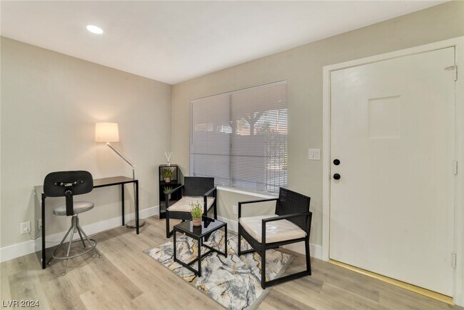 Building Photo - 900 Willow Tree Dr