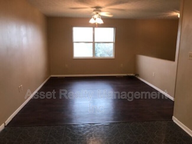 Building Photo - 1685 Meadow Spring Dr