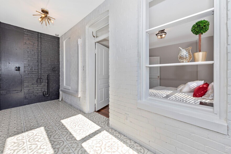 Building Photo - 6 W 4th St