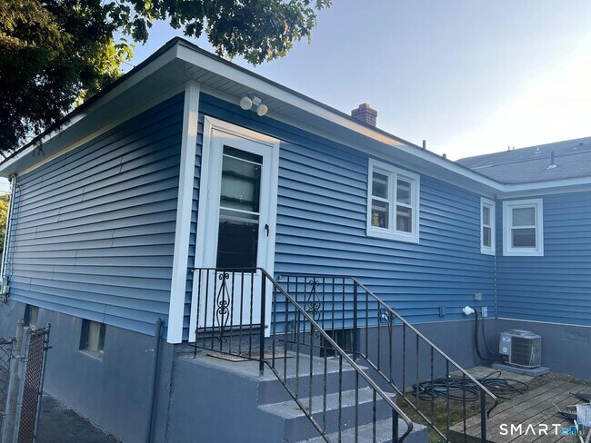 Building Photo - 28 Hugo St