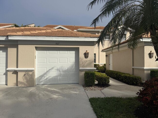 Building Photo - 2 Bed + Flex, 2 Bath Fully Furnished Annual Rental