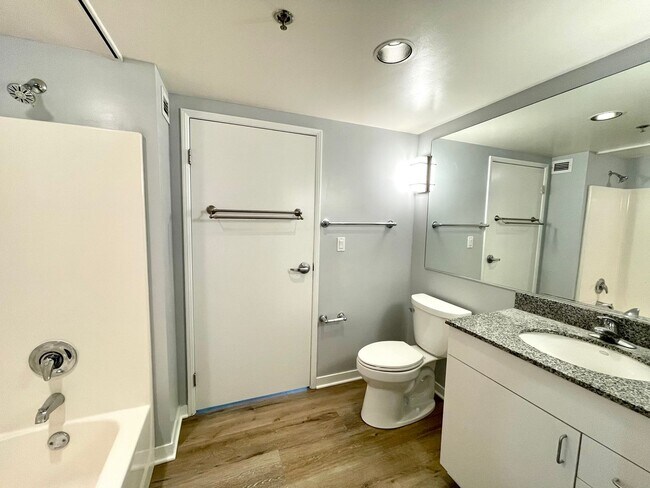 Building Photo - Renovated 2 Bedroom 2 Bathroom Condo in Li...