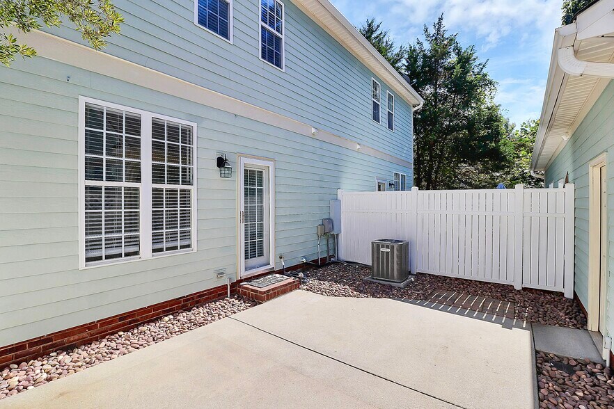 Yard - 35 McCurdy St NW