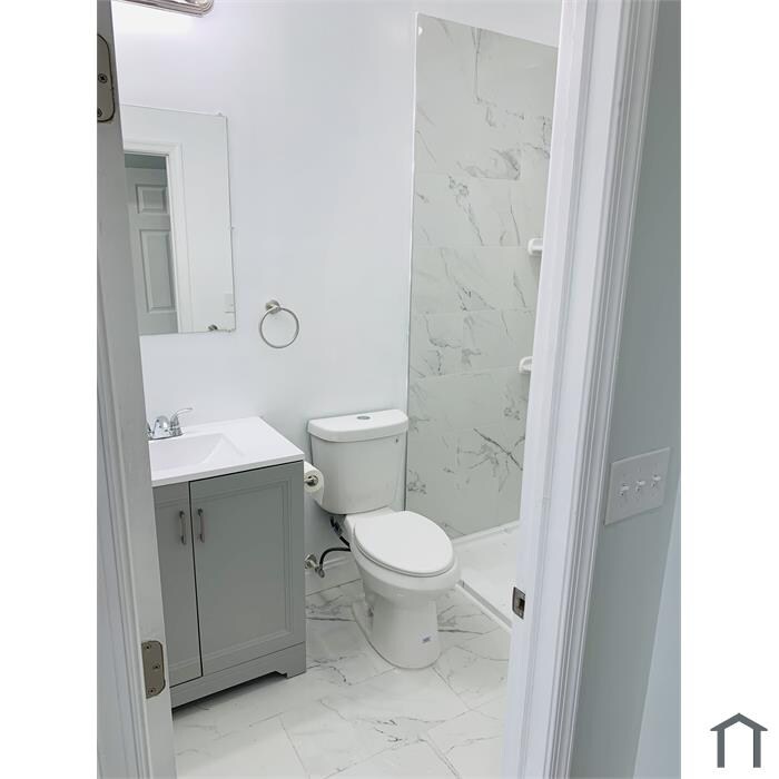 Building Photo - 820 N Lakewood Ave