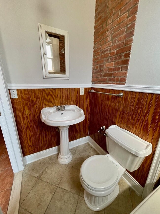 Building Photo - 313 5th St