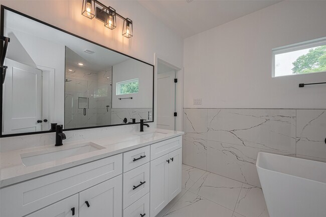 Building Photo - 2532 Wall St