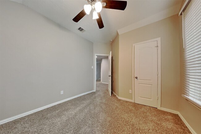 Building Photo - 2223 Brown Oak Dr