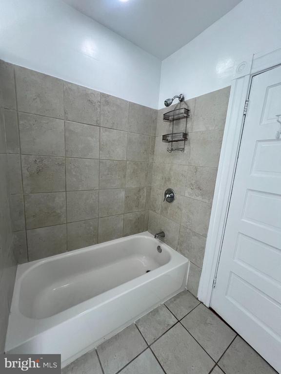 Building Photo - 323 Collins Ave