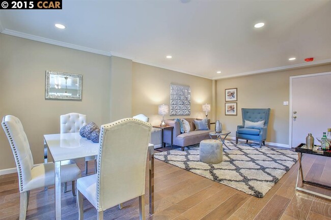 Building Photo - Gorgeous, Massive, 1BR/1BA, Fully Updated, 1000sqft+, A+++ Location, Parking Included