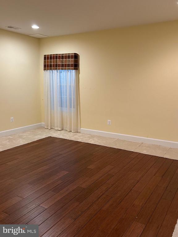 Building Photo - 41857 Rawnsley Dr