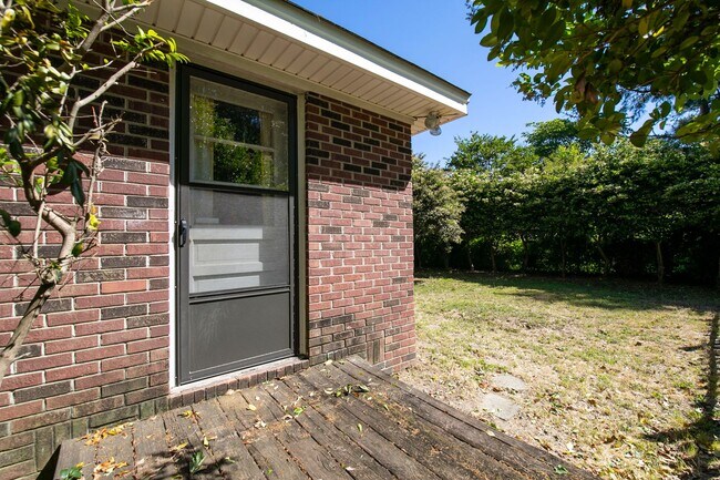 Building Photo - Beautiful rental full of character and charm located in The Avenues of Cayce! Close to USC!