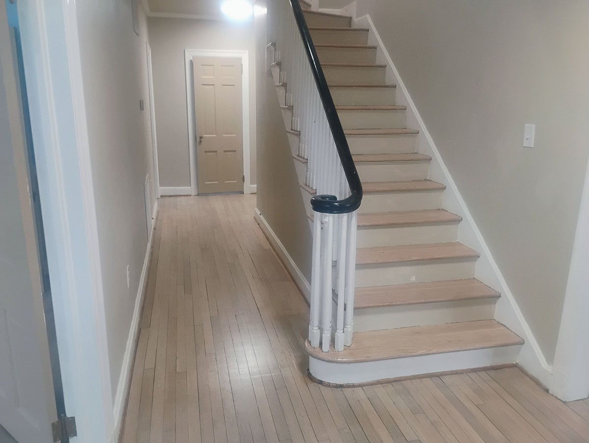 Curved staircase. - 821 S William St