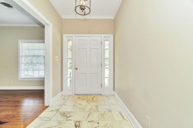 Building Photo - ** 3 bed 2 bath located in McGehee Estate ...