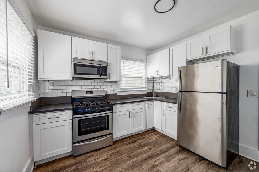 2BR, 1BA - Kitchen - Lofts at Larchmont