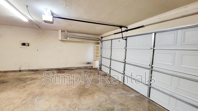 Building Photo - 2614 Tanglewood Dr