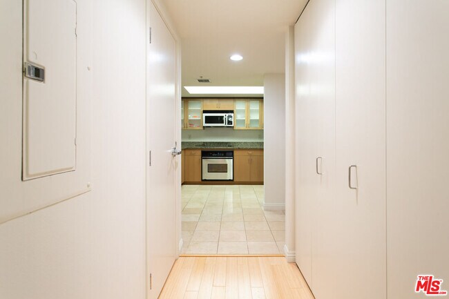 Building Photo - 13700 Marina Pointe Dr