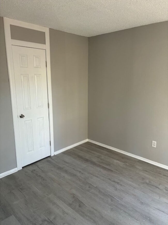 Building Photo - For Rent / En Alquiler: Spacious Condo Bur...